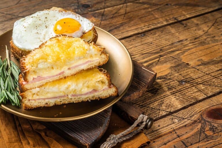 Croque-madame avec oeuf et herbe aromatique.
