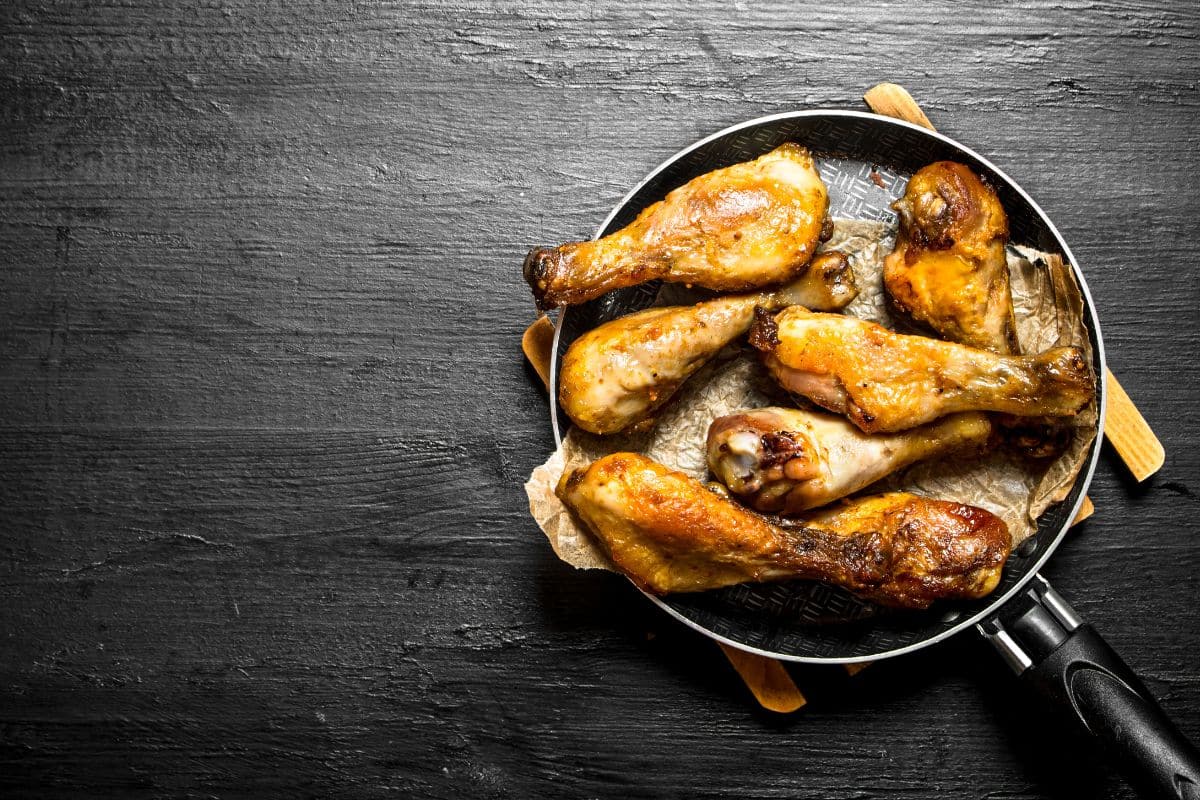 Cuisses de poulet grillées dans une poêle.