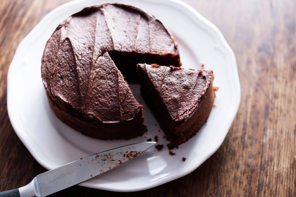 Gâteau au chocolat avec tranches coupées.