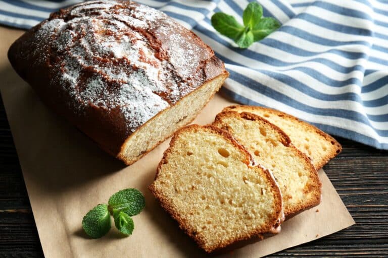 Cake tranché sur une table en bois.