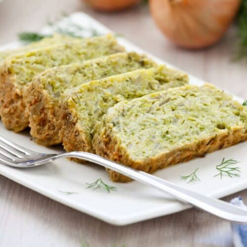 Tranches de terrine de légumes sur assiette blanche.