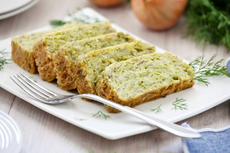 Tranches de terrine de légumes sur assiette blanche.
