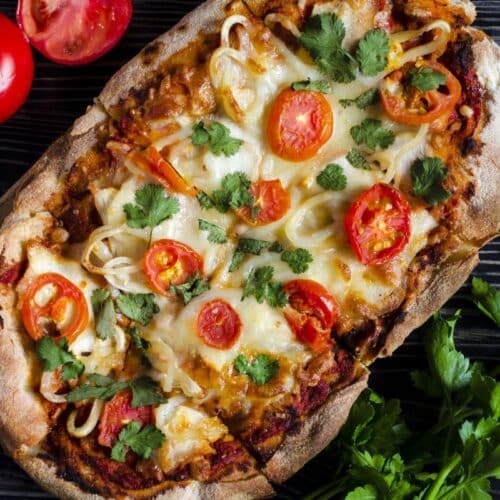 Pizza fraîche avec tomates et coriandre