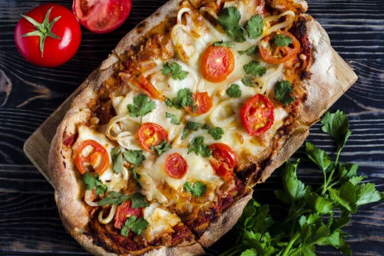 Pizza fraîche avec tomates et coriandre
