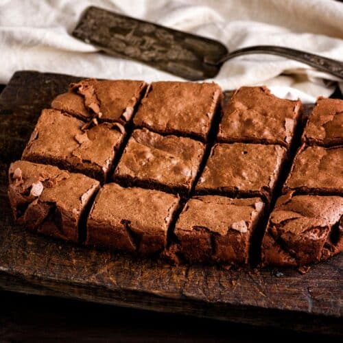 Brownies en tranches sur planche en bois.