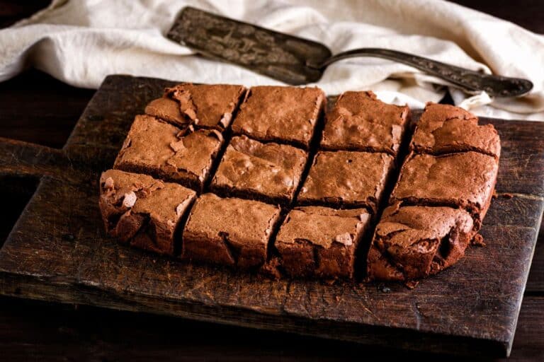 Brownies en tranches sur planche en bois.