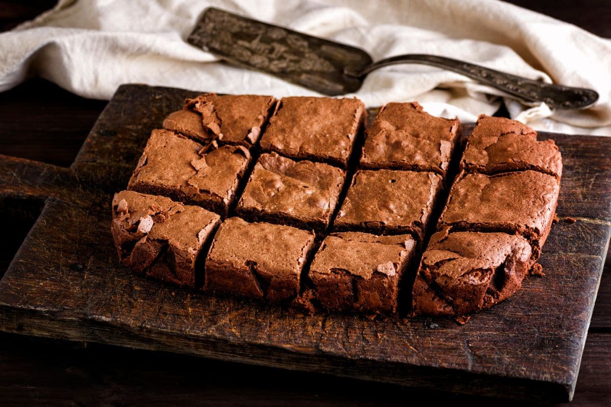Brownies en tranches sur planche en bois.