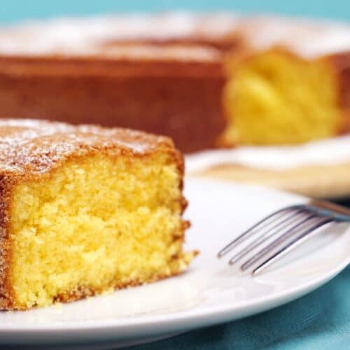 Tranche de gâteau moelleux sur assiette blanche.