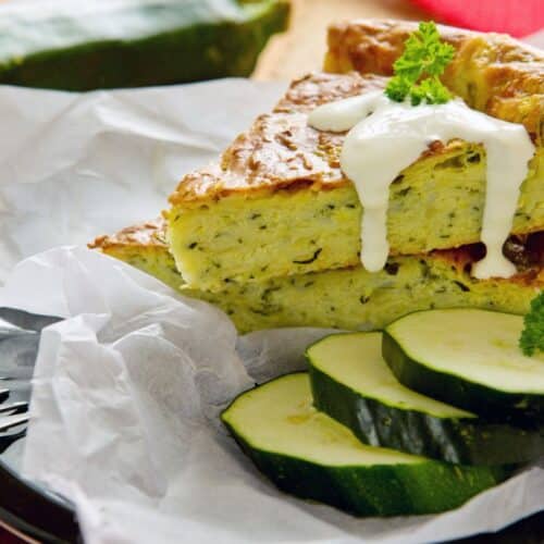 Gâteau courgette crémeux avec tranches, persil frais