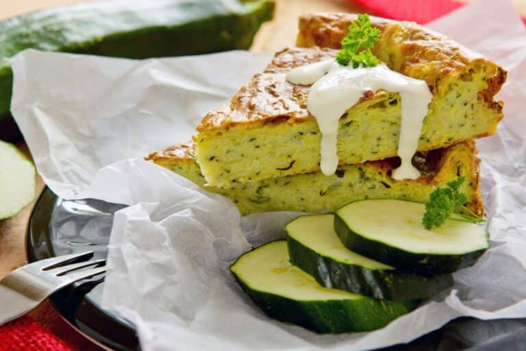 Gâteau courgette crémeux avec tranches, persil frais