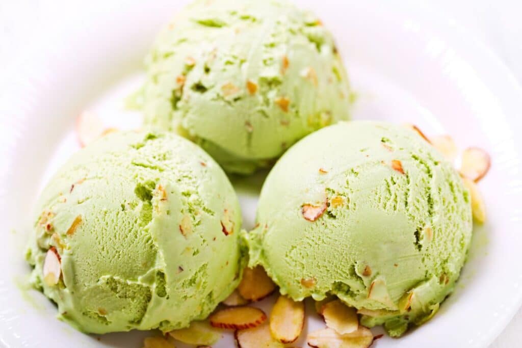 Boules de glace pistache avec amandes effilées