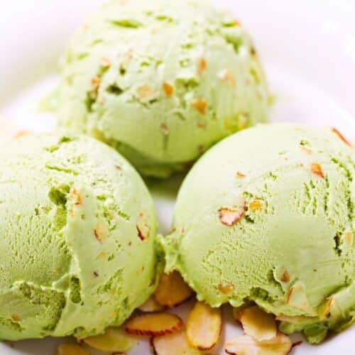 Boules de glace pistache avec amandes effilées
