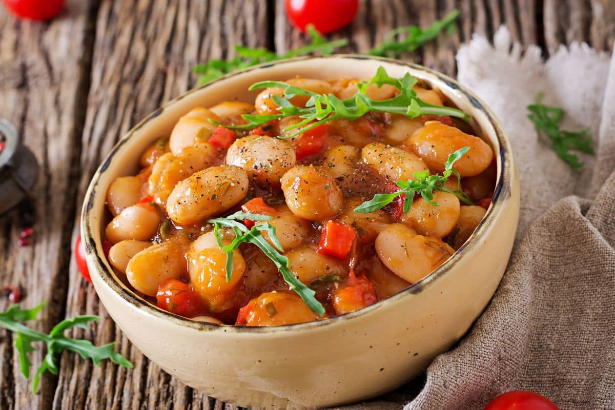 Bol de cassoulet avec roquette et légumes.