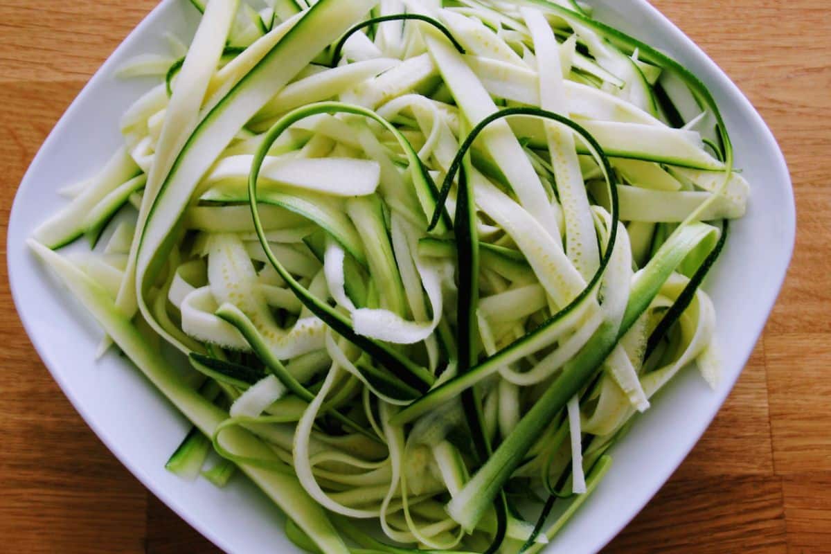 Assiette de tagliatelles de courgettes crues