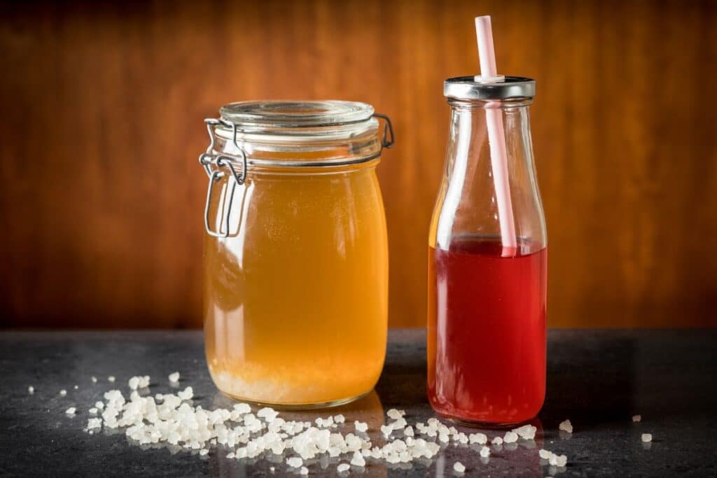 Bouteilles de kéfir de fruits sur table