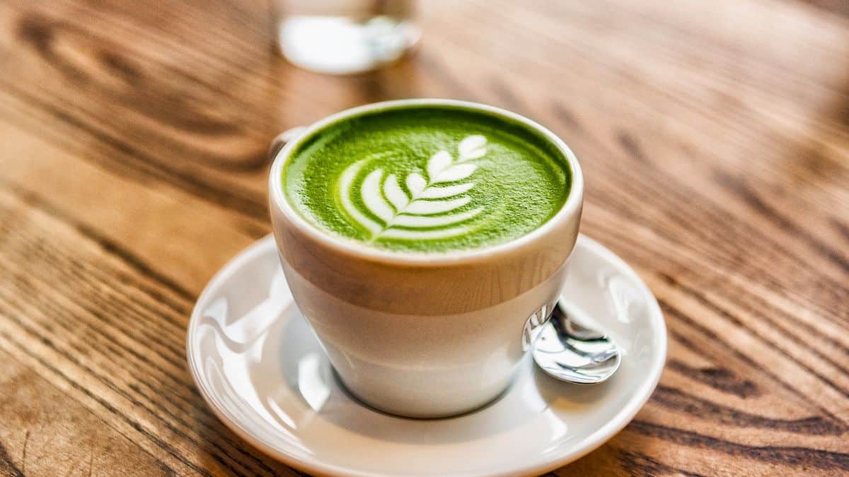 Tasse de matcha latte avec art.