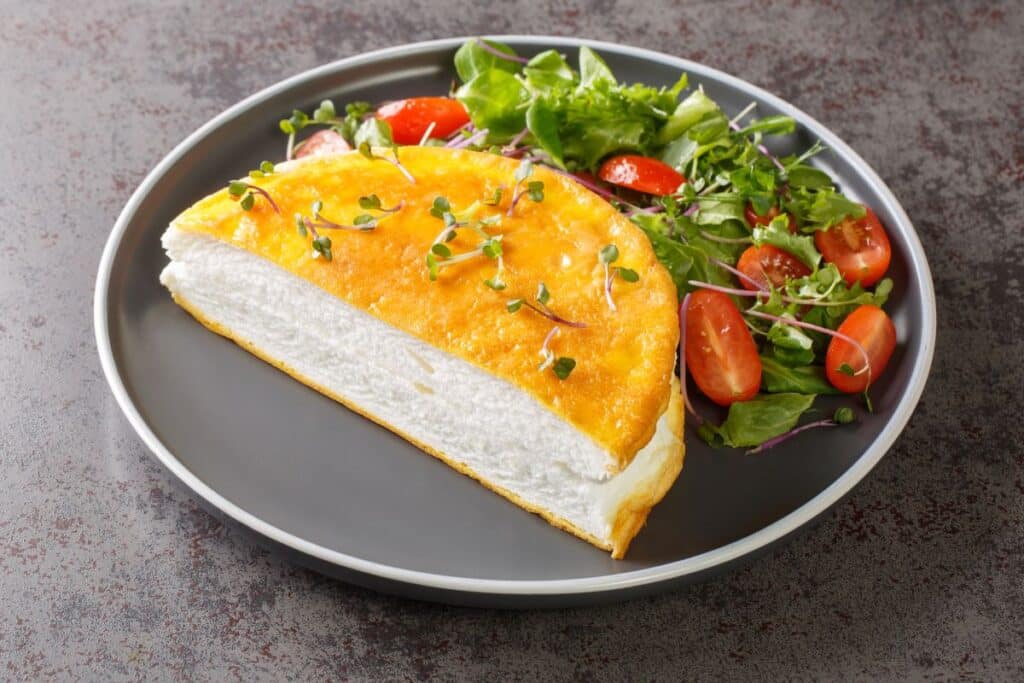 Omelette soufflée avec salade verte et tomates cerises.