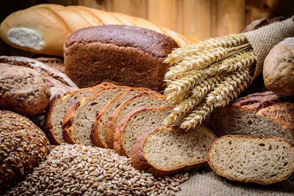 Différents types de pain et grains de blé.