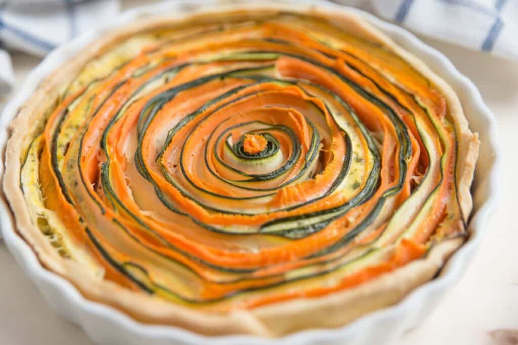 Tarte aux légumes colorés en spirale.