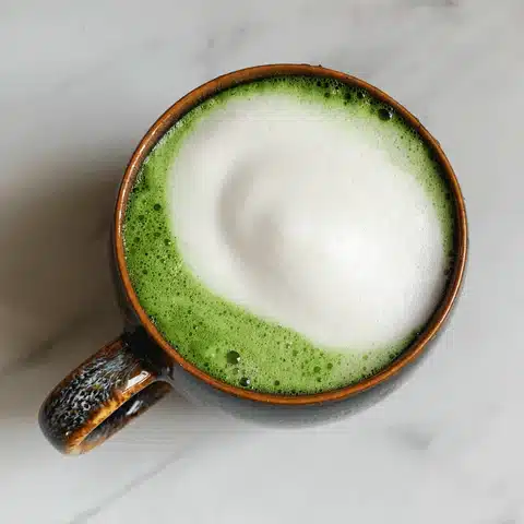 Tasse de matcha avec mousse blanche.