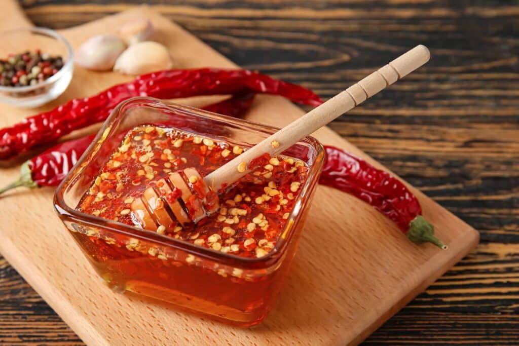 Bol de miel épicé avec piments rouges.