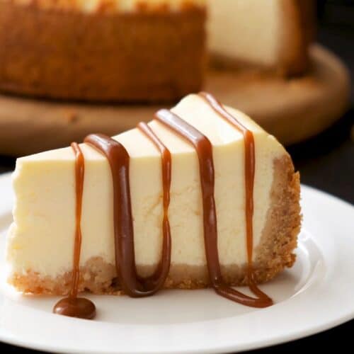 Cheesecake avec caramel en filet sur assiette.