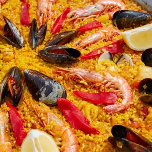 Paella fruits de mer avec moules, crevettes et citron.