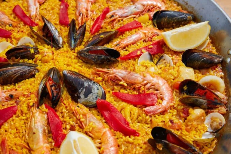 Paella fruits de mer avec moules, crevettes et citron.