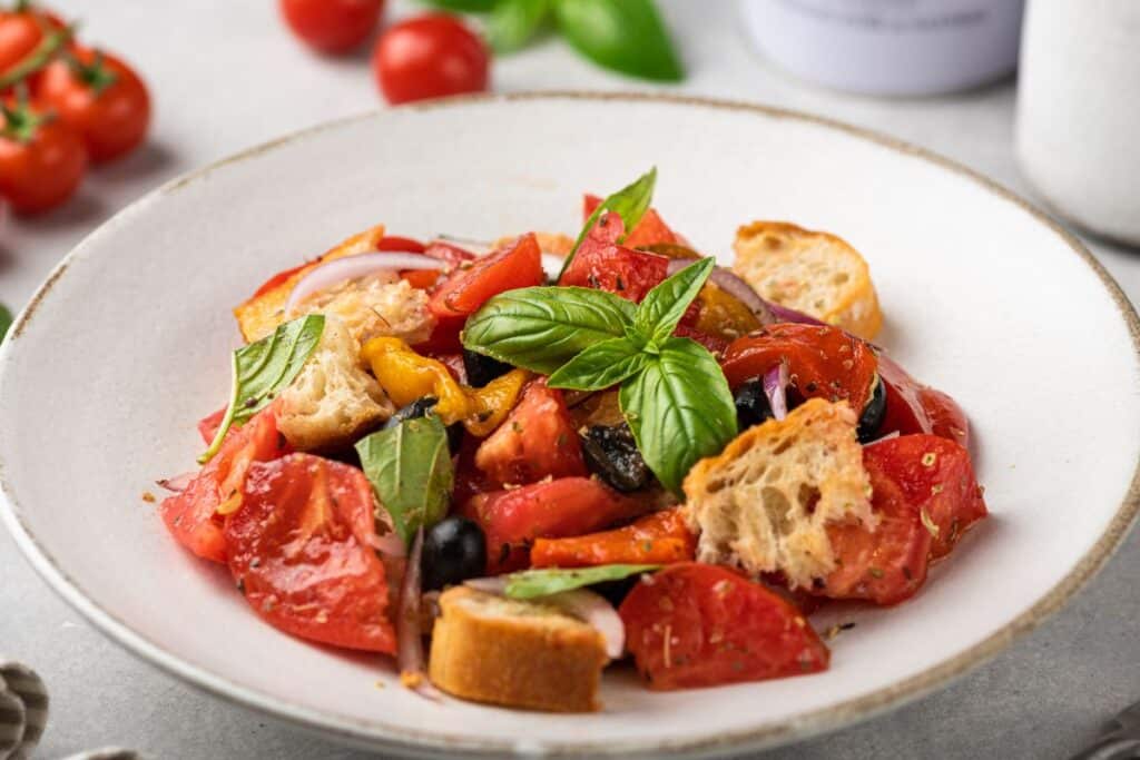 Salade panzanella aux tomates et basilic frais.