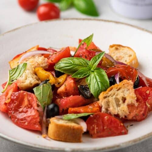 Salade panzanella aux tomates et basilic frais.