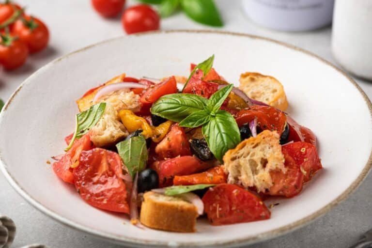 Salade panzanella aux tomates et basilic frais.
