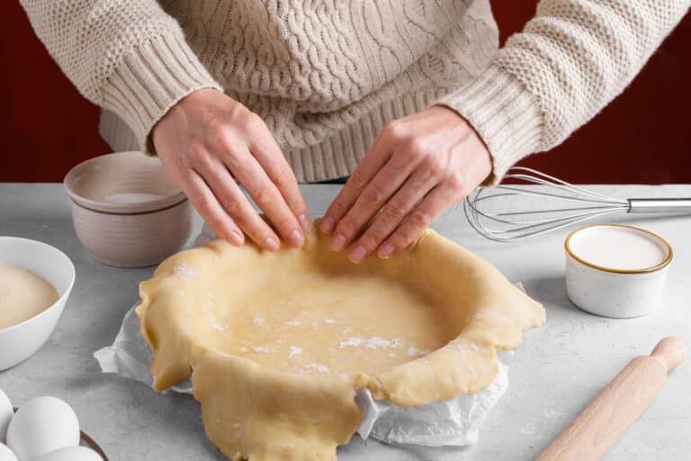 Préparation d'une pâte à tarte avec des ingrédients.