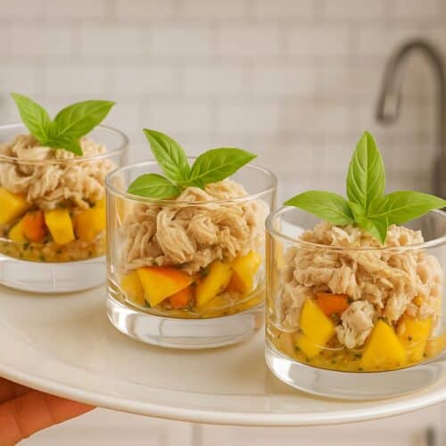 Verrines de poulet et mangue fraîches.