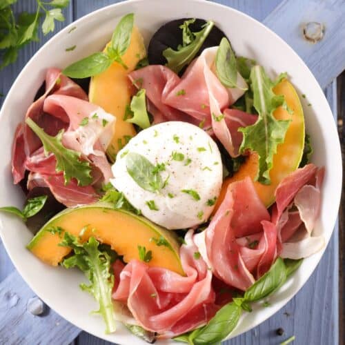 Salade fraîche avec mozzarella, jambon et melon.