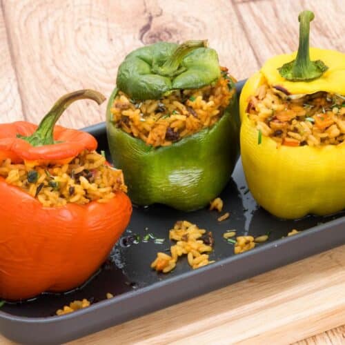 Poivrons farcis au riz sur plateau.