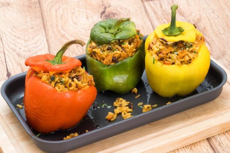 Poivrons farcis au riz sur plateau.
