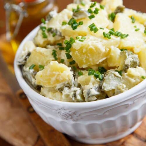 Salade de pommes de terre crémeuse avec ciboulette.