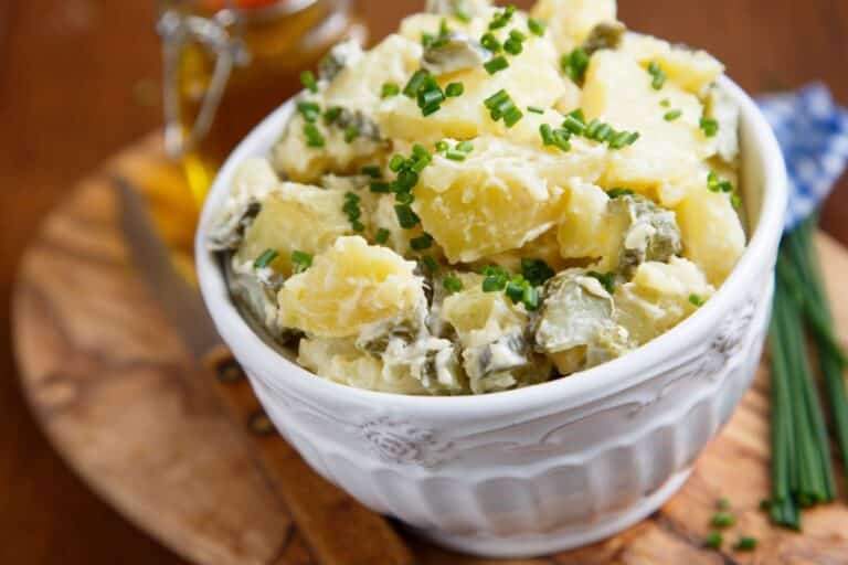 Salade de pommes de terre crémeuse avec ciboulette.