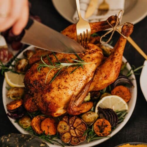 Poulet rôti avec légumes et herbes fraîches.