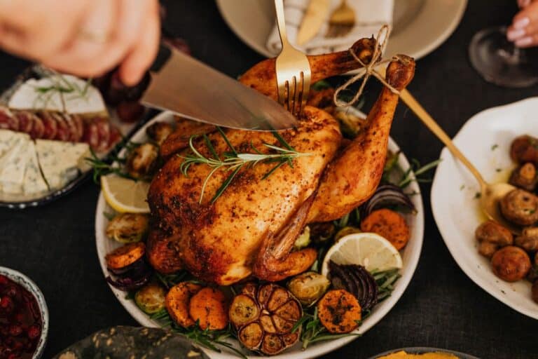 Poulet rôti avec légumes et herbes fraîches.