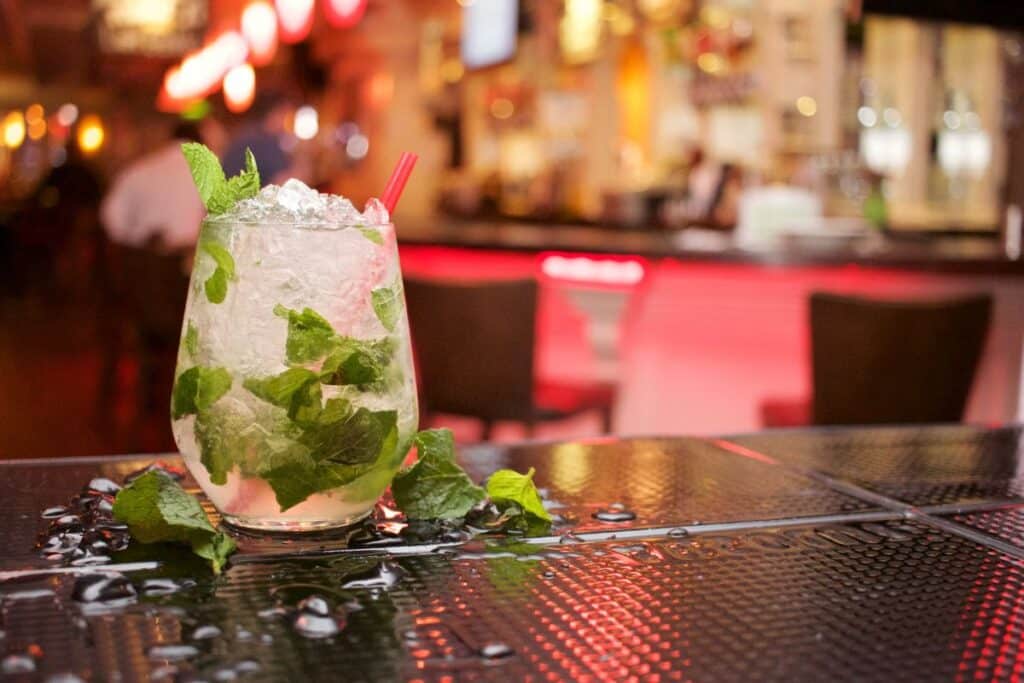 Mojito cocktail sur table de bar.