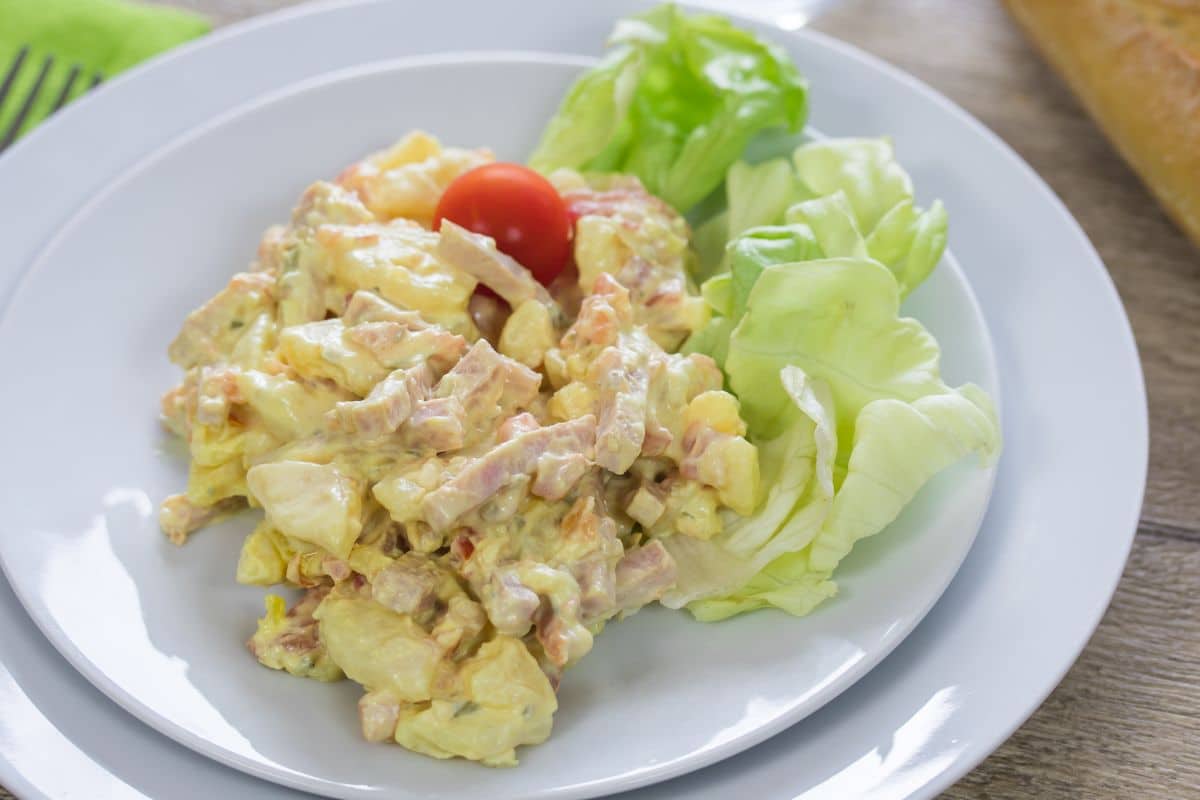Salade de pommes de terre, jambon, laitue, tomate cerise.