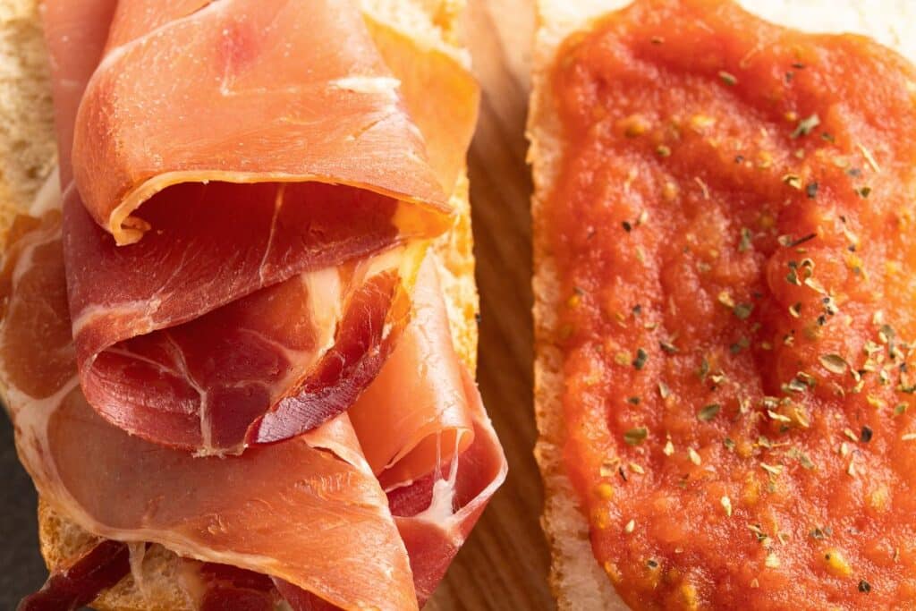 Tartine jambon sec et tomate.