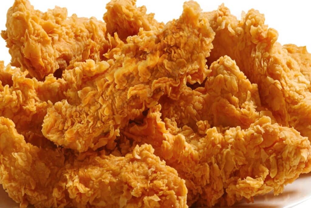 Poulet frit croustillant doré en gros plan.