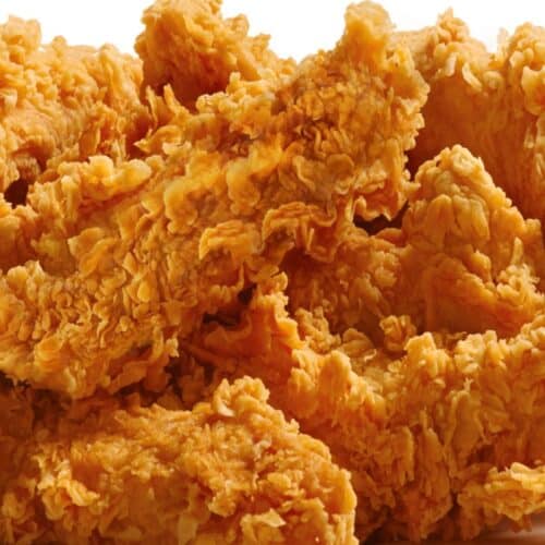 Poulet frit croustillant doré en gros plan.