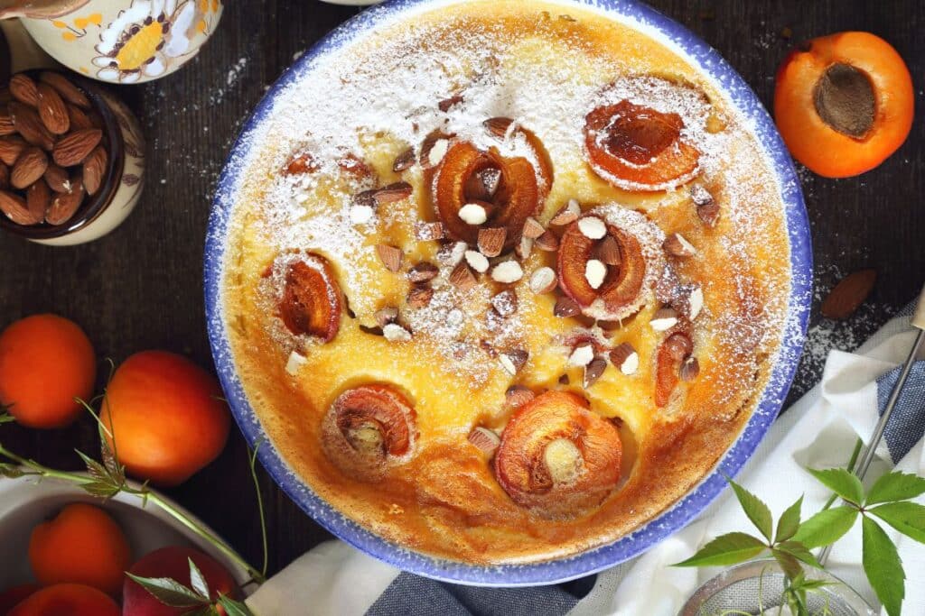 Clafoutis abricots amandes saupoudré de sucre glace.