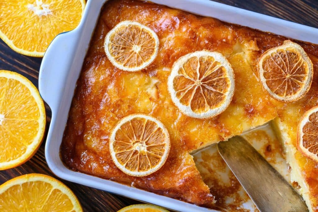 Gâteau à l'orange avec rondelles de fruits.