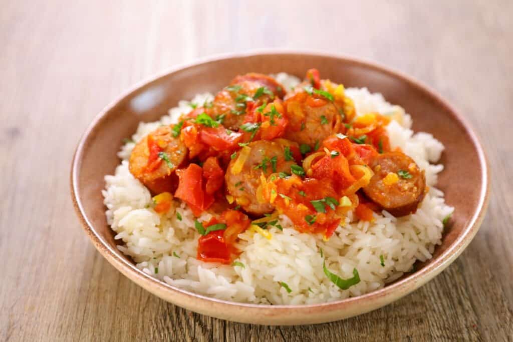 Bol de riz avec saucisse et légumes.