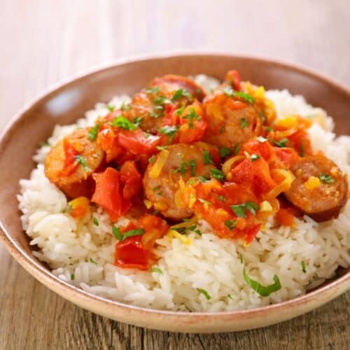 Bol de riz avec saucisse et légumes.