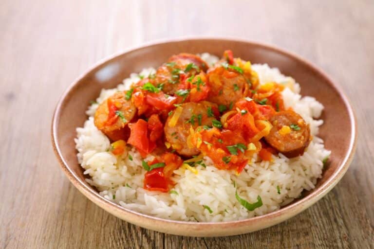 Bol de riz avec saucisse et légumes.
